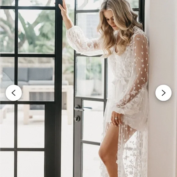 White Sheer Floral Overlay Robe - Picture 2 of 4